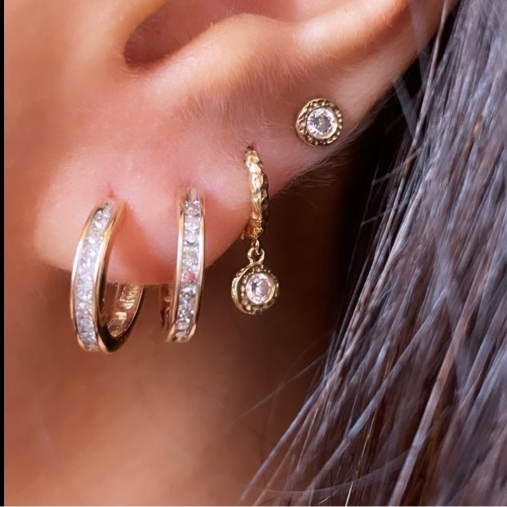 Genuine Diamond & 10k Solid Gold hoop earrings 💎 PRICE IS FIRM!